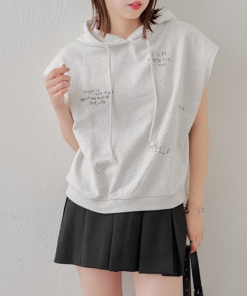 Chico(チコ)の「手書き風刺繍スウェット(Tシャツ/カットソー・レディース・チャコールグレー/グレイッシュベージュ/オートミール・FREE)」の1枚目の写真