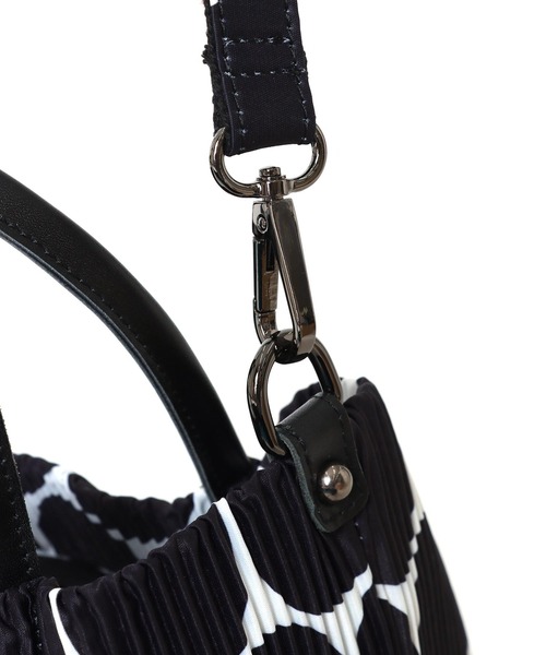 Three Four Time（ｽﾘｰﾌｫｰﾀｲﾑ）の「トリムレザープリーツBAG（ショルダーバッグ・レディース・その他/ブラック・FREE）」の9枚目の写真