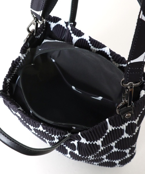 Three Four Time（ｽﾘｰﾌｫｰﾀｲﾑ）の「トリムレザープリーツBAG（ショルダーバッグ・レディース・その他/ブラック・FREE）」の10枚目の写真