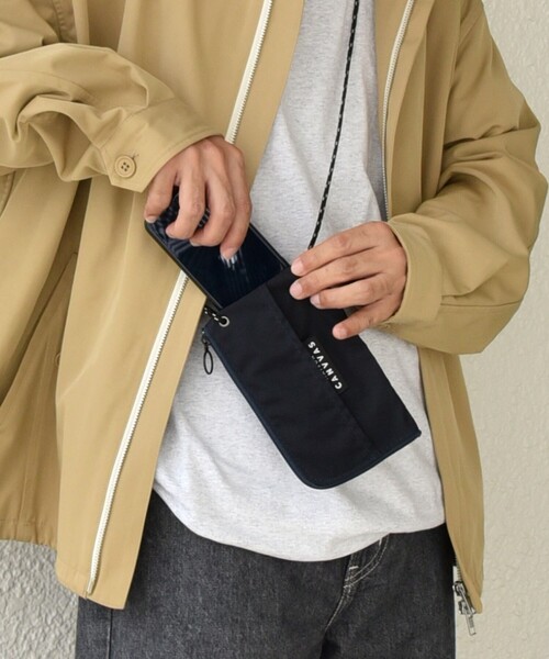 MAISON CANVVAS（メゾンキャンバス）の「【SHIPS any別注】MAISON CANVVAS: オイルドコットン マルチ ショルダーポーチ（ショルダーバッグ・メンズ・オリーブ/ベージュ/ネイビー・ONE SIZE）」の3枚目の写真