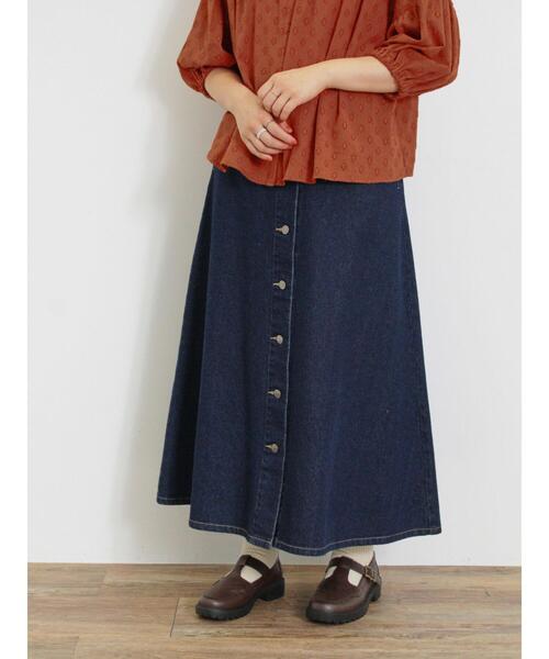 Samansa Mos2（サマンサ モスモス）の「【Sサイズ WEB限定】フロント釦フレアデニムスカート（スカート・レディース・ベージュ/ネイビー/ブルー・M/S）」の2枚目の写真