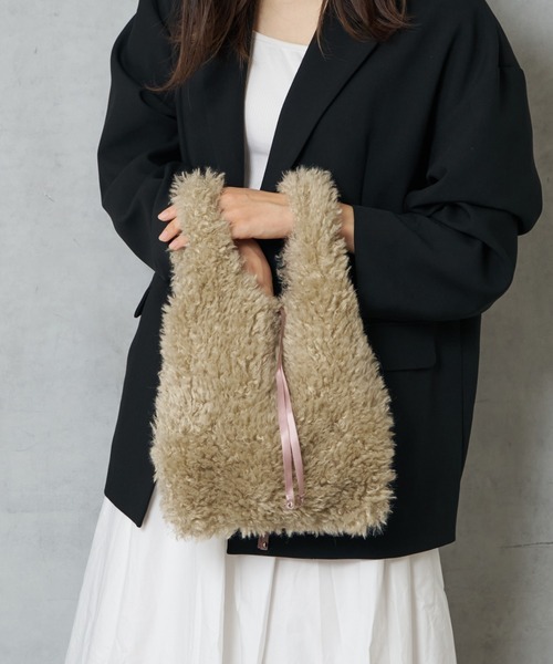 EARTH MADE(アースメイド)の「CURLY FUR MARCHE BAG ファーマルシェバッグ(トートバッグ・レディース・ベージュ/グレー/ピンク・0)」の2枚目の写真