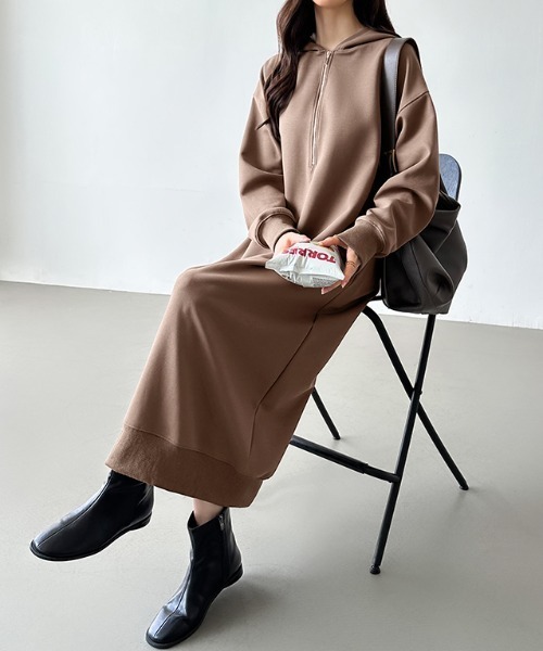 COCOMOMO(ココモモ)の「ハーフジップ パーカーワンピース ポケット付き / スリット入り(ワンピース・レディース・ブラック/ライトグレー/ブラウン・M/L/XL)」の9枚目の写真