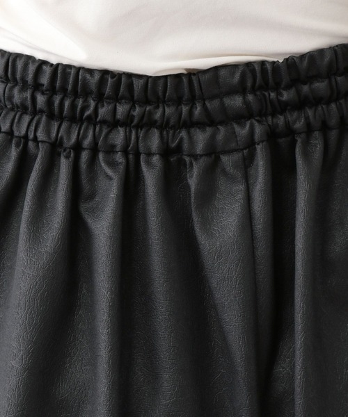LEPSIM(レプシィム)の「レザーライクワイドパンツ 133645(その他パンツ・レディース・チャコールグレー/ブラック・FREE)」の5枚目の写真