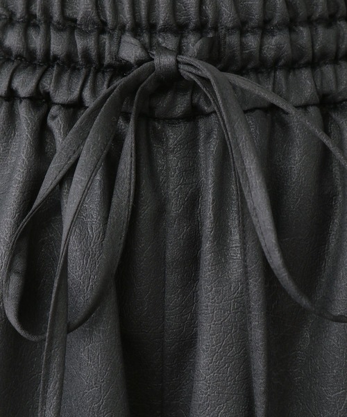 LEPSIM(レプシィム)の「レザーライクワイドパンツ 133645(その他パンツ・レディース・チャコールグレー/ブラック・FREE)」の4枚目の写真