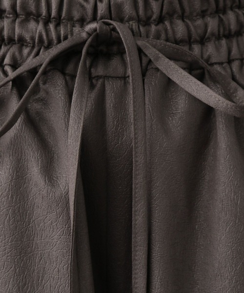 LEPSIM(レプシィム)の「レザーライクワイドパンツ 133645(その他パンツ・レディース・チャコールグレー/ブラック・FREE)」の3枚目の写真