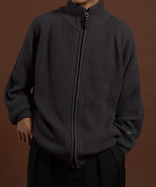 kutir(クティール)の「RUBBER LOGO DRIVERS KNIT/ラバーロゴドライバーズニット(ニット/セーター・メンズ・ネイビー/ダークブラウン/チャコールグレー/ブラック・LARGE/MEDIUM)」の2枚目の写真