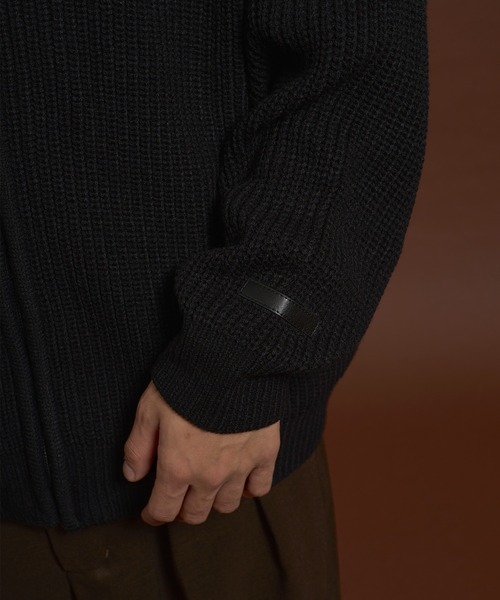 kutir(クティール)の「RUBBER LOGO DRIVERS KNIT/ラバーロゴドライバーズニット(ニット/セーター・メンズ・ネイビー/ダークブラウン/チャコールグレー/ブラック・LARGE/MEDIUM)」の6枚目の写真