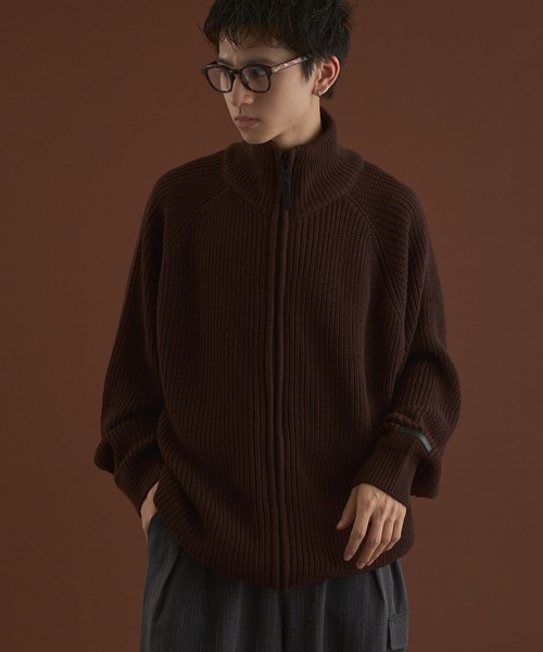 kutir（クティール）の「RUBBER LOGO DRIVERS KNIT/ラバーロゴ
