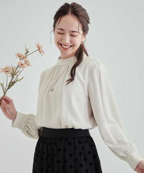 DRESKIP（ドレスキップ）の「◆あったか裏地 ハイネックブラウス【SHOO WARM】（シャツ/ブラウス・レディース・ナチュラル/ホワイト系3/グリーン系/ネイビー系・04/03/02）」の3枚目の写真