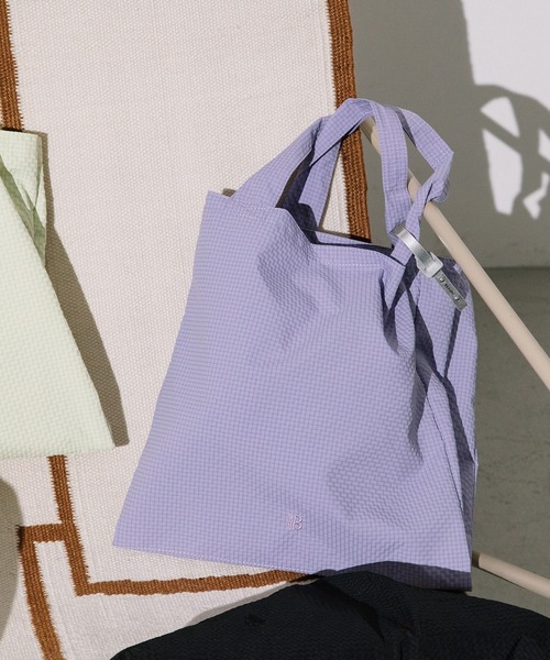 Beau're(ヴュレ)の「BEAURE ヴュレ 撥水 ロゴ刺繍入り チェック柄 トート(トートバッグ・レディース・ライム/レッド/ブラック/ライラック・FREE)」の9枚目の写真