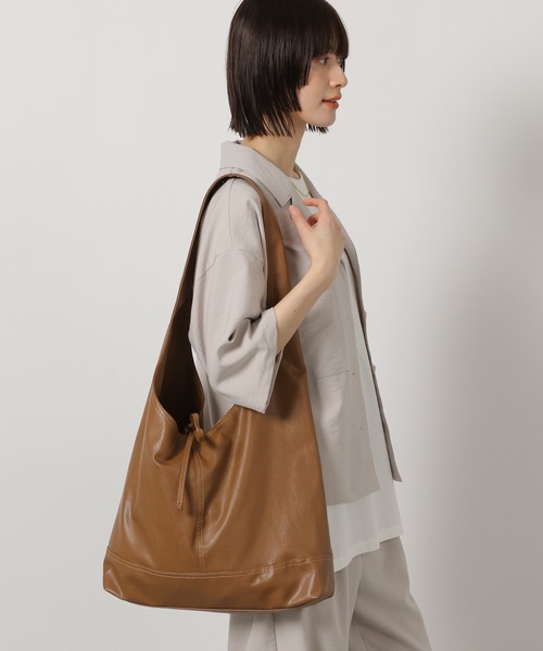 LAKOLE（ラコレ）の「ソフトトライアングルトートバッグ / 319966（トートバッグ・レディース・ライトブラウン/オフホワイト/ブラック・FREE）」の3枚目の写真