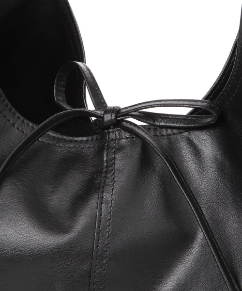 LAKOLE（ラコレ）の「ソフトトライアングルトートバッグ / 319966（トートバッグ・レディース・ライトブラウン/オフホワイト/ブラック・FREE）」の10枚目の写真