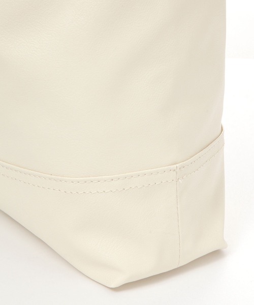 LAKOLE（ラコレ）の「ソフトトライアングルトートバッグ / 319966（トートバッグ・レディース・ライトブラウン/オフホワイト/ブラック・FREE）」の15枚目の写真