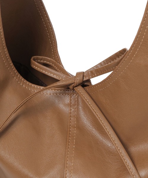 LAKOLE（ラコレ）の「ソフトトライアングルトートバッグ / 319966（トートバッグ・レディース・ライトブラウン/オフホワイト/ブラック・FREE）」の16枚目の写真