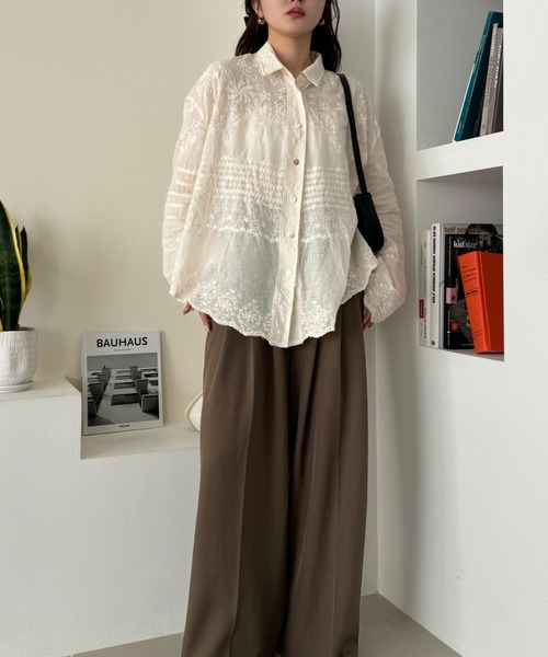 efill（エフィル）の「ウエスト シャーリング風 レトロ シャツ（シャツ/ブラウス・レディース・ベージュ・FREE）」の3枚目の写真