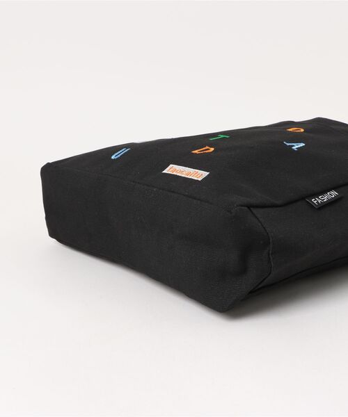 TONE SELECT GOODS（トーンセレクトグッズ）の「urbanfemine./A4サイズ収納 ミニポーチ付き英字キャンバストートバッグ U7428（トートバッグ・レディース・グリーン/ブラック/ベージュ/ホワイト・FREE）」の8枚目の写真