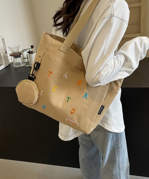 TONE SELECT GOODS（トーンセレクトグッズ）の「urbanfemine./A4サイズ収納 ミニポーチ付き英字キャンバストートバッグ U7428（トートバッグ・レディース・グリーン/ブラック/ベージュ/ホワイト・FREE）」の4枚目の写真