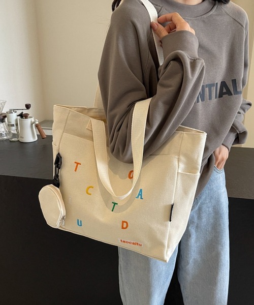 TONE SELECT GOODS（トーンセレクトグッズ）の「urbanfemine./A4サイズ収納 ミニポーチ付き英字キャンバストートバッグ U7428（トートバッグ・レディース・グリーン/ブラック/ベージュ/ホワイト・FREE）」の13枚目の写真