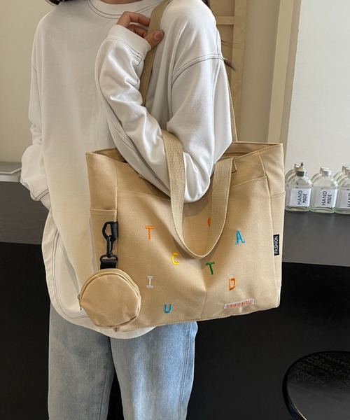 TONE SELECT GOODS（トーンセレクトグッズ）の「urbanfemine./A4サイズ収納 ミニポーチ付き英字キャンバストートバッグ U7428（トートバッグ・レディース・グリーン/ブラック/ベージュ/ホワイト・FREE）」の11枚目の写真