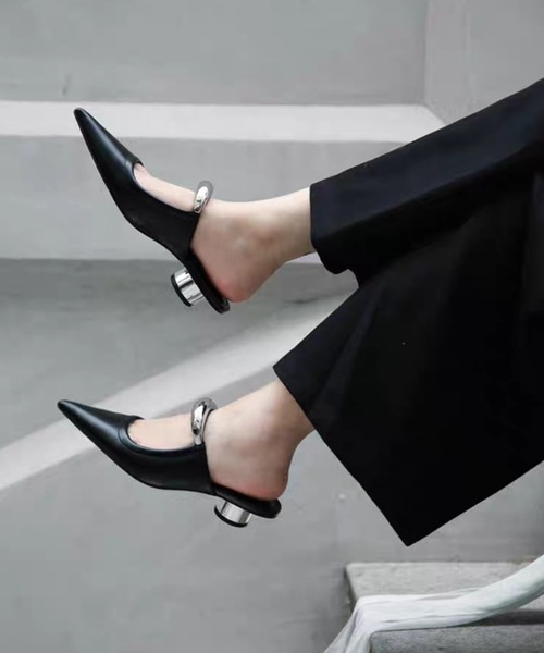 Lace Ladies(レースレディース)の「ゴールド メタル ストラップ ポインテッドトゥ ミュール ヒール サンダル(サンダル・レディース・ブラウン/ブラック・24cm/24.5cm/25cm/23.5cm/22.5cm/23cm)」の1枚目の写真
