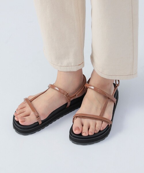 BEAMS HEART（ビームスハート）の「エナメル 細ライン サンダル（サンダル・レディース・ブラック/ブラウン/ピンク・SMALL/MEDIUM/LARGE）」の3枚目の写真