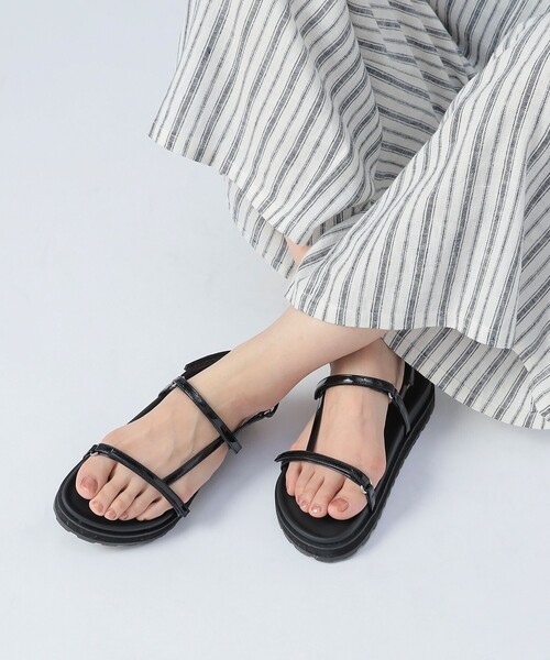 BEAMS HEART（ビームスハート）の「エナメル 細ライン サンダル（サンダル・レディース・ブラック/ブラウン/ピンク・SMALL/MEDIUM/LARGE）」の2枚目の写真