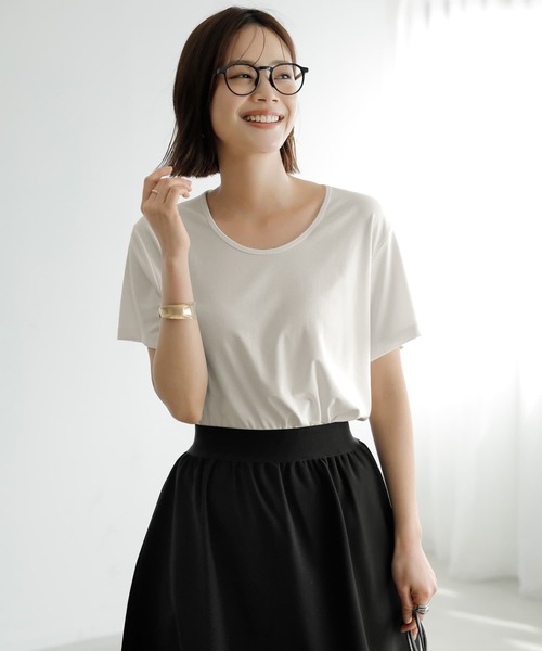 STYLE DELI(スタイルデリ)の「とろみ落ち感デコルテあきラウンドネックTシャツ(Tシャツ/カットソー・レディース・ブラック/ライトグレー/アイボリー・FREE)」の2枚目の写真