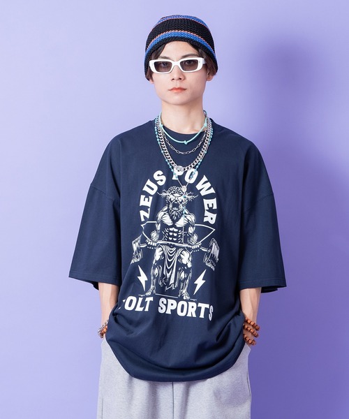 a.p.o.v.（エーピーオービー）の「a.p.o.v. アメカジライクコミカルゼウス＆ロゴオーバーサイズTシャツ（Tシャツ/カットソー・メンズ・ネイビー/ブラック/ホワイト・ONESIZE）」の3枚目の写真