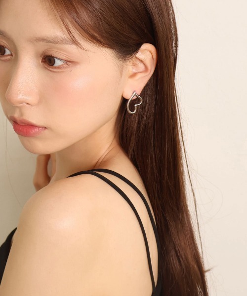 CEMONEMO(セモネモ)の「【金属アレルギー対応】 ハートライン ピアス / サージカルステンレス 316L(ピアス(両耳用)・レディース・シルバー/ゴールド・FREE)」の7枚目の写真