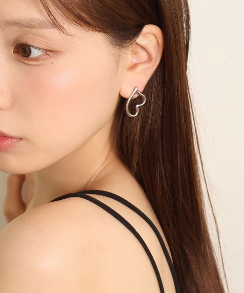 CEMONEMO(セモネモ)の「【金属アレルギー対応】 ハートライン ピアス / サージカルステンレス 316L(ピアス(両耳用)・レディース・シルバー/ゴールド・FREE)」の10枚目の写真