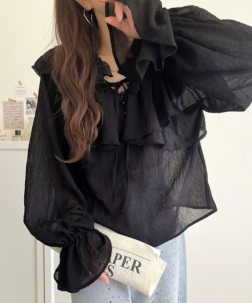 mily bilet(ミウィビレット)の「【mily bilet】ふんわりシルエットが魅せる、上品フェミニンスタイル。前後2WAYピコレース使いフリル襟コットンボイルブラウス(シャツ/ブラウス・レディース・オフホワイト/ブラック/ブラウン・X-LARGE/SMALL/MEDIUM/LARGE)」の2枚目の写真