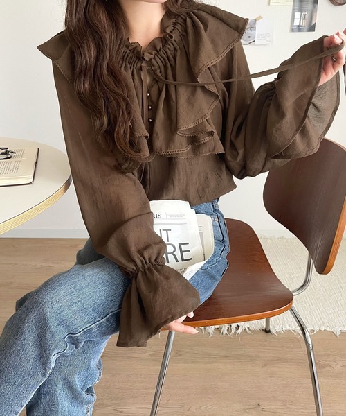 mily bilet(ミウィビレット)の「【mily bilet】ふんわりシルエットが魅せる、上品フェミニンスタイル。前後2WAYピコレース使いフリル襟コットンボイルブラウス(シャツ/ブラウス・レディース・オフホワイト/ブラック/ブラウン・X-LARGE/SMALL/MEDIUM/LARGE)」の8枚目の写真
