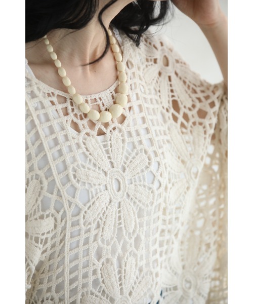 cawaii(カワイイ)の「連なる花のドルマンクロシェプルオーバートップス(Tシャツ/カットソー・レディース・ベージュ・FREE)」の2枚目の写真