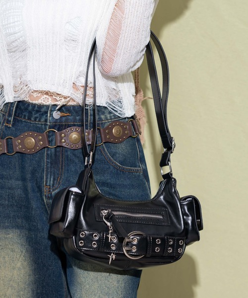 WEGO(ウィゴー)の「WEGO/キラキラチャーム付きベルトショルダー(ショルダーバッグ・レディース・ブラック/ブラック系その他・FREE)」の6枚目の写真