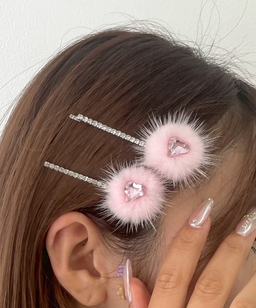 WEGO(ウィゴー)の「WEGO/【2点セット】ファーポンポンラインストーンヘアピン(ヘアピン・レディース・ライトピンク・FREE)」の2枚目の写真