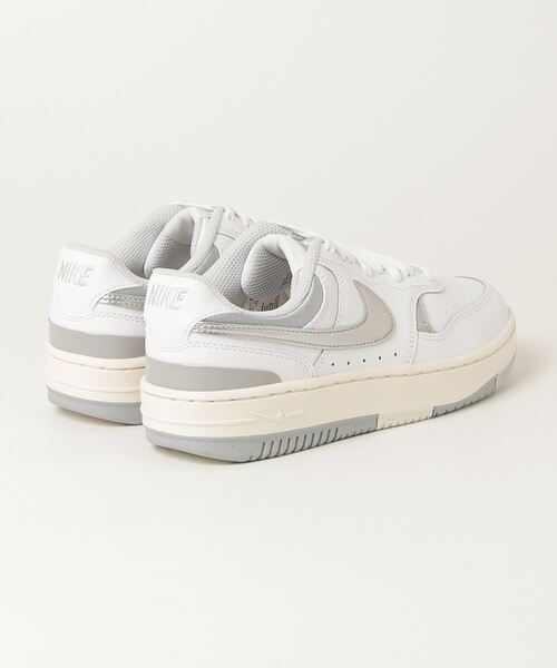 NIKE(ナイキ)の「ナイキ NIKE ナイキ ガンマ フォース(スニーカー・レディース・シルバー・25.0cm/24.5cm/24.0cm/23.5cm/23.0cm)」の2枚目の写真