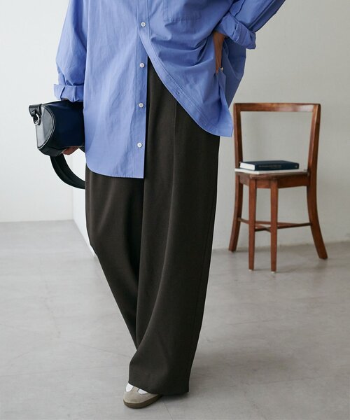 DISCOAT（ディスコート）の「【ユニセックス】カルゼタックワイドパンツ（スラックス・レディース・グレイッシュベージュ/ダークブラウン・MEDIUM/LARGE）」の2枚目の写真