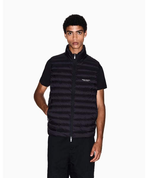 ARMANI EXCHANGE(アルマーニエクスチェンジ)の「【A|X アルマーニ エクスチェンジ】<オンライン限定>AXロゴ ライトダウンベスト(ダウンベスト・メンズ・ブラック/ダークブラウン・MEDIUM/X-SMALL/X-LARGE/LARGE/SMALL)」の1枚目の写真