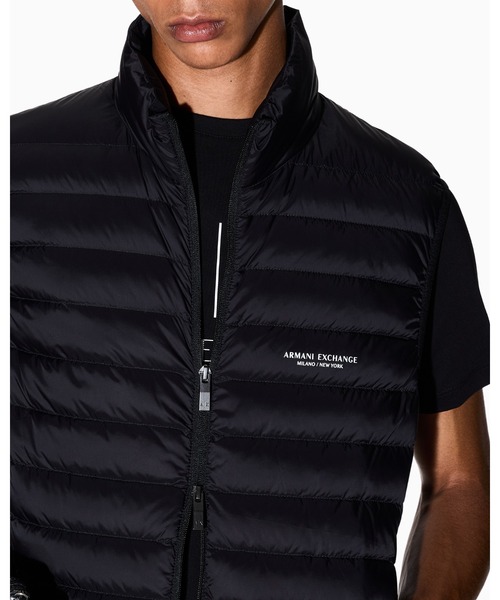 ARMANI EXCHANGE(アルマーニエクスチェンジ)の「【A|X アルマーニ エクスチェンジ】<オンライン限定>AXロゴ ライトダウンベスト(ダウンベスト・メンズ・ブラック/ダークブラウン・MEDIUM/X-SMALL/X-LARGE/LARGE/SMALL)」の4枚目の写真