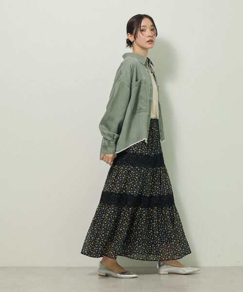 Green　Parks（グリーンパークス）の「レースドッキング花柄ティアードスカート（スカート・レディース・ブラック/イエロー・FREE）」の4枚目の写真