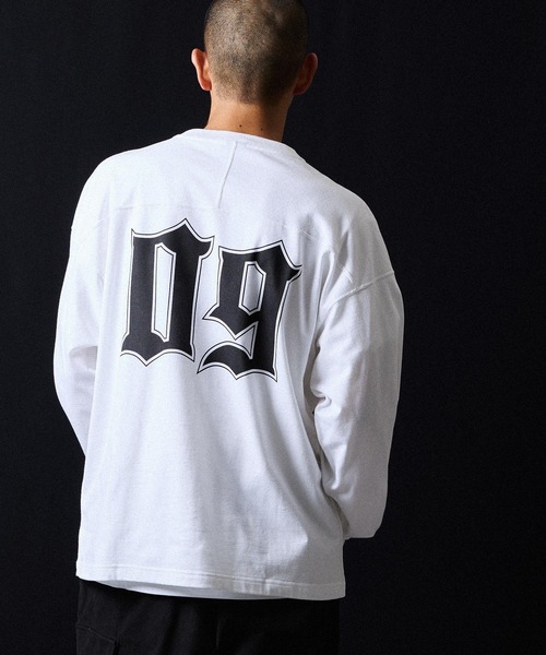 NUMBER (N)INE(ナンバーナイン)の「PREMIUM COTTON NUMBERING LOGO FOOTBALL L/S T-SHIRT / プレミアム コットン ナンバリング ロゴプリント フットボール ロンT(Tシャツ/カットソー・メンズ・ブラック/オリーブ/ホワイト・2/3/4)」の5枚目の写真