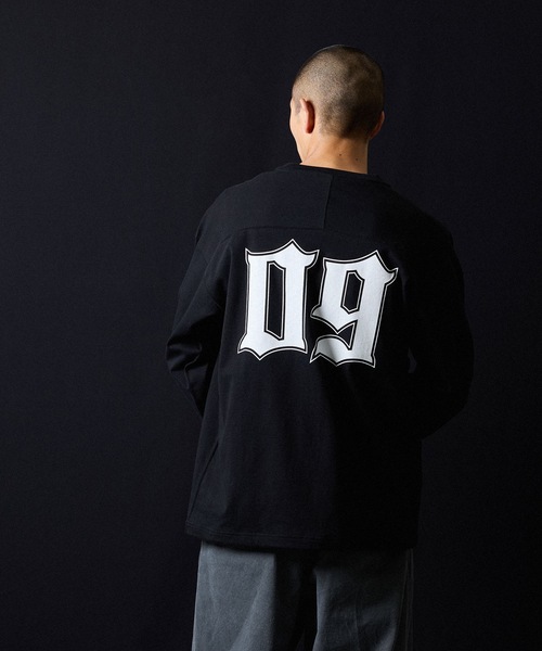 NUMBER (N)INE(ナンバーナイン)の「PREMIUM COTTON NUMBERING LOGO FOOTBALL L/S T-SHIRT / プレミアム コットン ナンバリング ロゴプリント フットボール ロンT(Tシャツ/カットソー・メンズ・ブラック/オリーブ/ホワイト・2/3/4)」の18枚目の写真