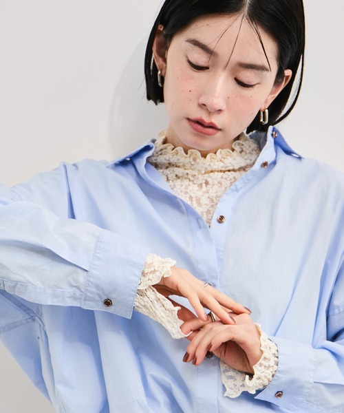 le cercle ADAM ET ROPE'(ルセルクルアダムエロペ)の「ハイネックレーストップス(Tシャツ/カットソー・レディース・ホワイト/ブラウン/ブラック・FREE)」の2枚目の写真