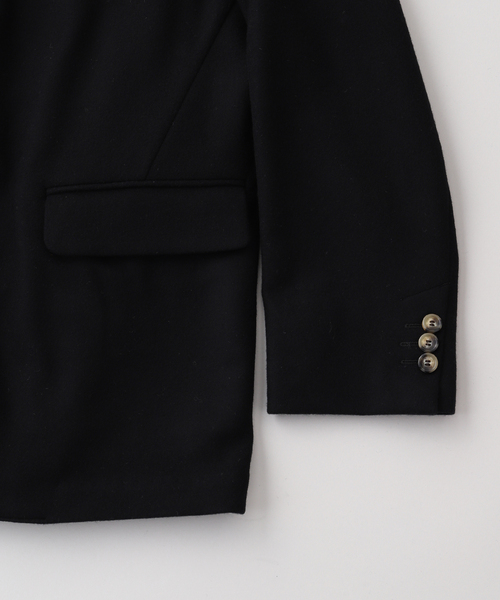 EDIFICE(エディフィス)の「la favola(ラ ファーヴォラ) 別注 Semi Double Flap ジャケット(その他アウター・メンズ・ブラック・1/2)」の2枚目の写真