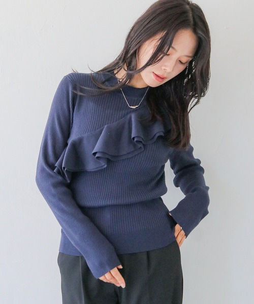 HER CLOSET(ハークローゼット)の「【HER CLOSET】フリルアシンメトリーハイゲージニットトップス FRILL ASYMMETRIC HIGH GAUGE KNIT TOP(ニット/セーター・レディース・ネイビー/オフホワイト/ブラック/スモークピンク・MEDIUM)」の4枚目の写真