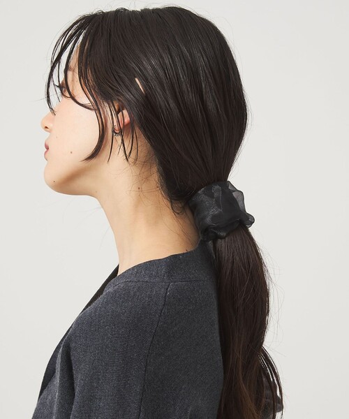 green label relaxing(グリーンレーベルリラクシング)の「【WEB限定】チュール ヘアカフ(無地)クラップカフ / ポニーフック / フックポニー(シュシュ・レディース・ブラック/オフホワイト・FREE)」の2枚目の写真