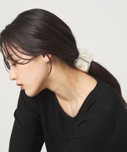 green label relaxing(グリーンレーベルリラクシング)の「【WEB限定】チュール ヘアカフ(無地)クラップカフ / ポニーフック / フックポニー(シュシュ・レディース・ブラック/オフホワイト・FREE)」の3枚目の写真