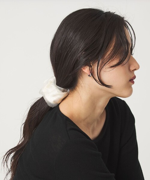 green label relaxing(グリーンレーベルリラクシング)の「【WEB限定】チュール ヘアカフ(無地)クラップカフ / ポニーフック / フックポニー(シュシュ・レディース・ブラック/オフホワイト・FREE)」の4枚目の写真