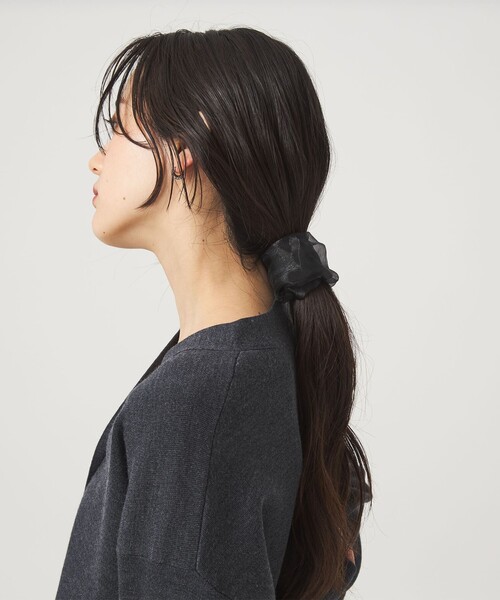 green label relaxing(グリーンレーベルリラクシング)の「【WEB限定】チュール ヘアカフ(無地)クラップカフ / ポニーフック / フックポニー(シュシュ・レディース・ブラック/オフホワイト・FREE)」の8枚目の写真